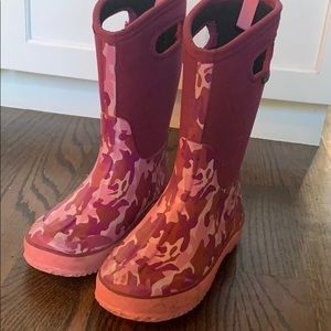BOGS classic camo girl size 4